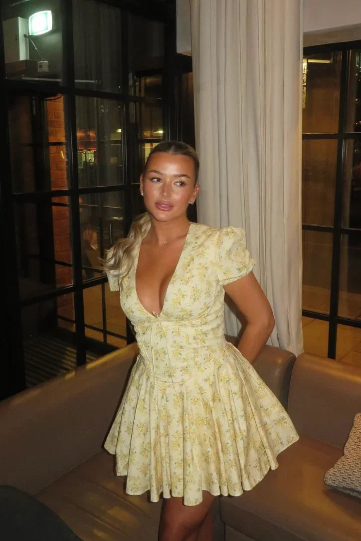 Vestido de Verano Amarillo Floral con Espalda Abierta