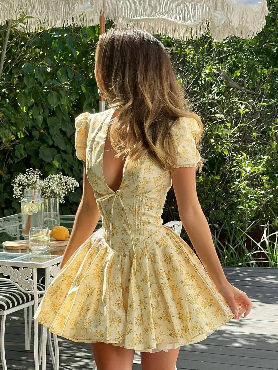 Vestido de Verano Amarillo Floral con Espalda Abierta