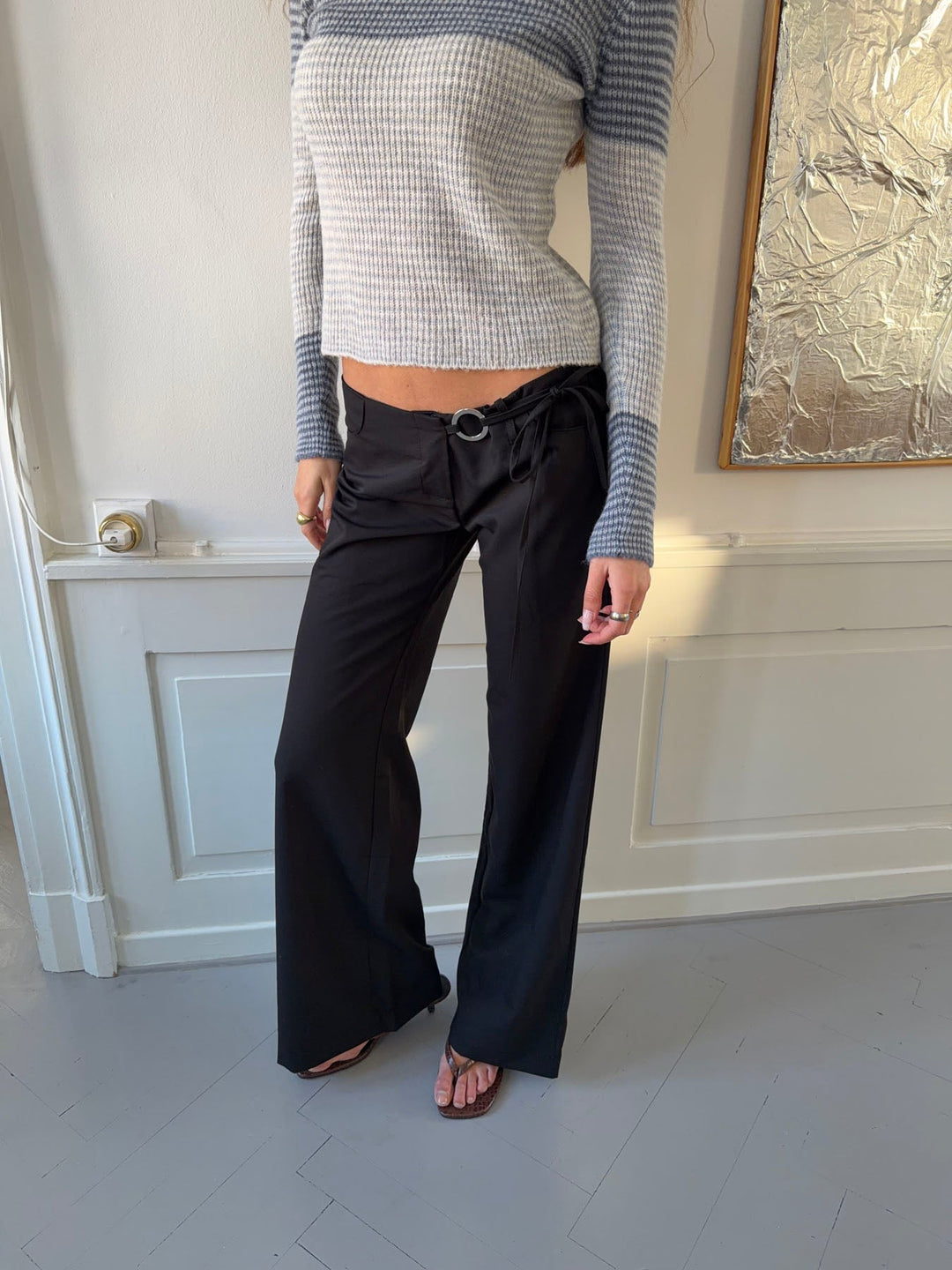 Pantalones de traje Vinna con detalle de argolla metálica – Negro