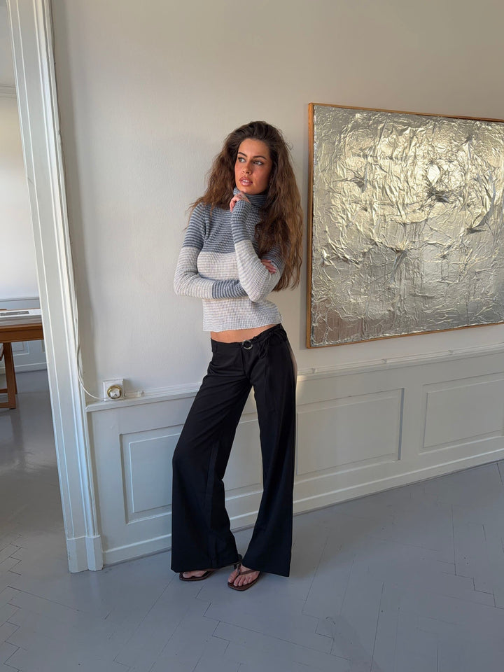 Pantalones de traje Vinna con detalle de argolla metálica – Negro