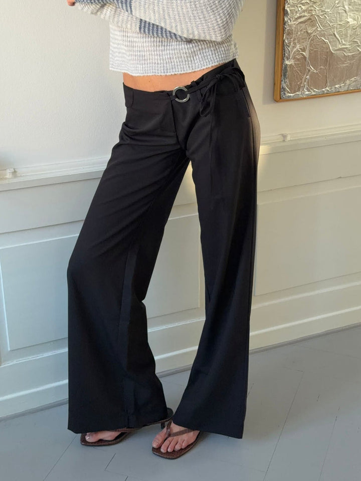 Pantalones de traje Vinna con detalle de argolla metálica – Negro