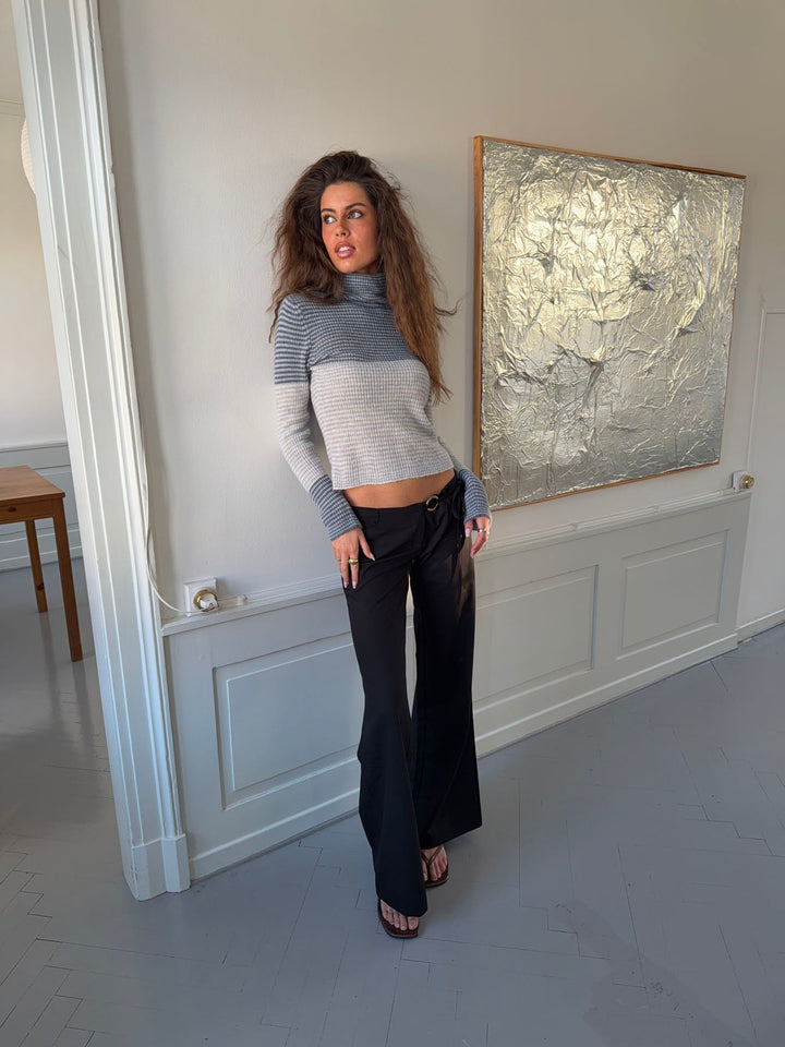 Pantalones de traje Vinna con detalle de argolla metálica – Negro