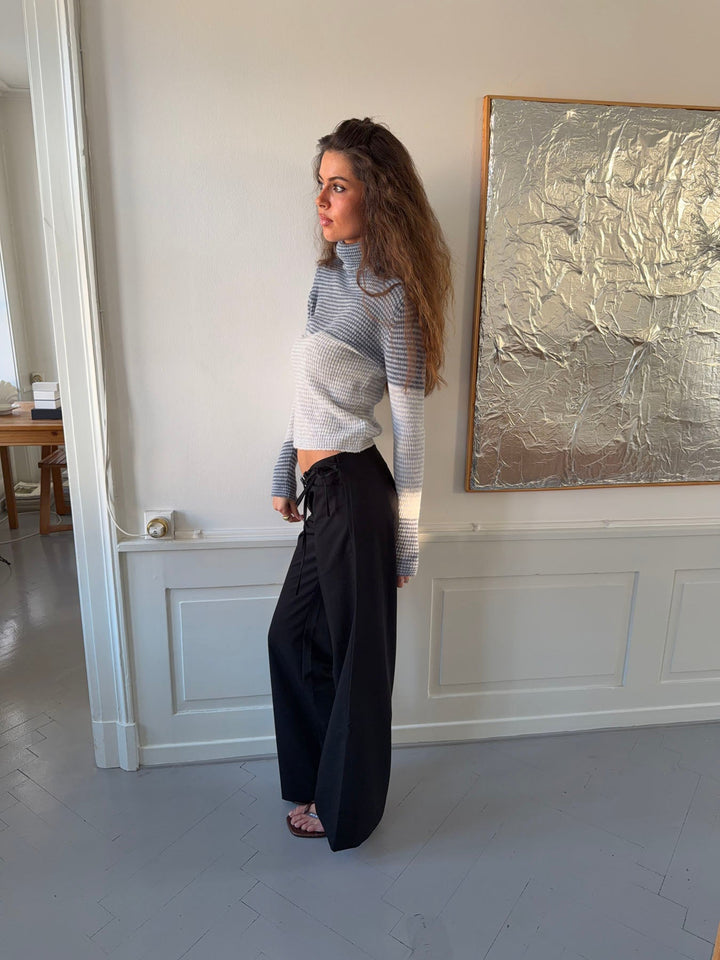 Pantalones de traje Vinna con detalle de argolla metálica – Negro