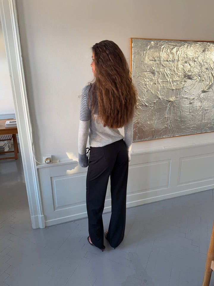 Pantalones de traje Vinna con detalle de argolla metálica – Negro