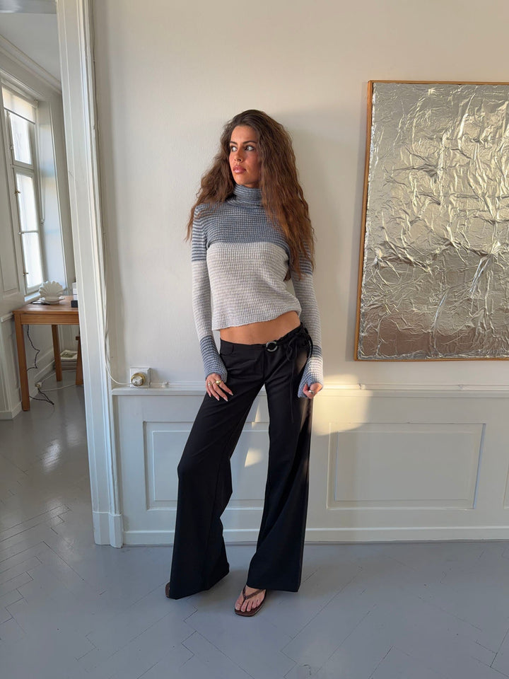 Pantalones de traje Vinna con detalle de argolla metálica – Negro