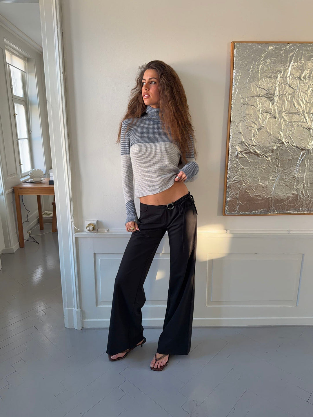 Pantalones de traje Vinna con detalle de argolla metálica – Negro