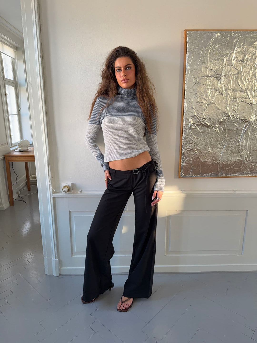 Pantalones de traje Vinna con detalle de argolla metálica – Negro