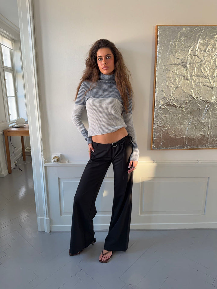 Pantalones de traje Vinna con detalle de argolla metálica – Negro