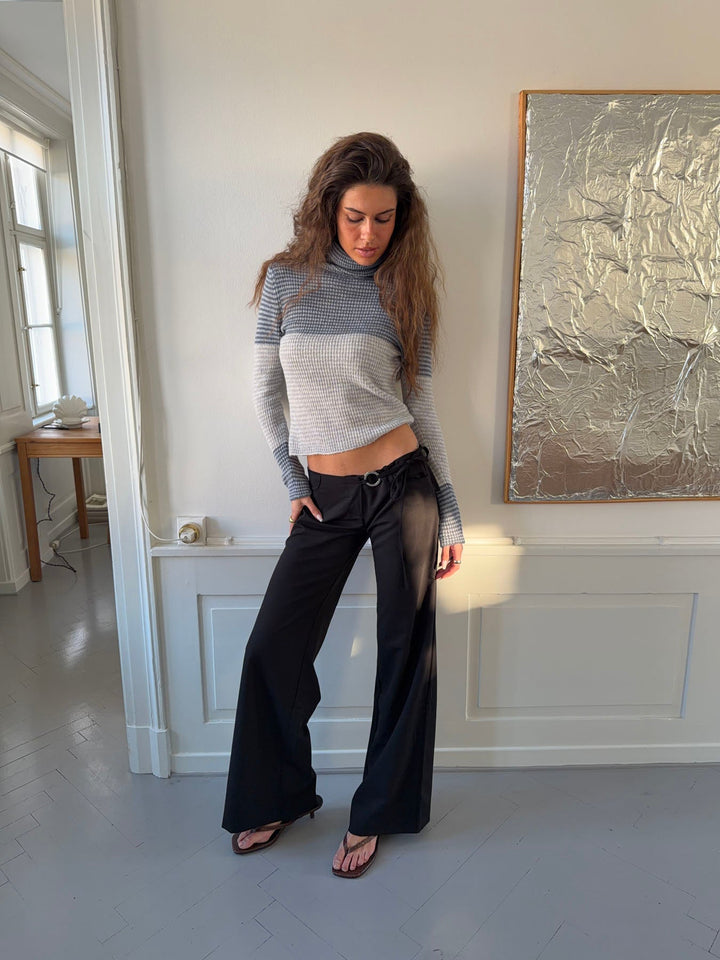 Pantalones de traje Vinna con detalle de argolla metálica – Negro