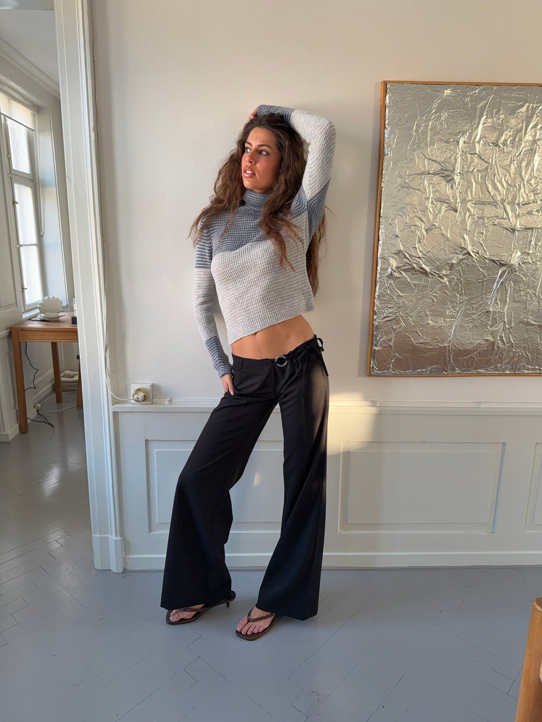 Pantalones de traje Vinna con detalle de argolla metálica – Negro